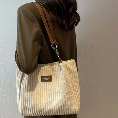 Poppy | Chic Soft Ribbed Bag with Elegant Metal Chain